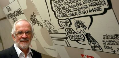 Forges, este jueves, ante una de las viñetas de su exposición en el metro de Bilbao. 