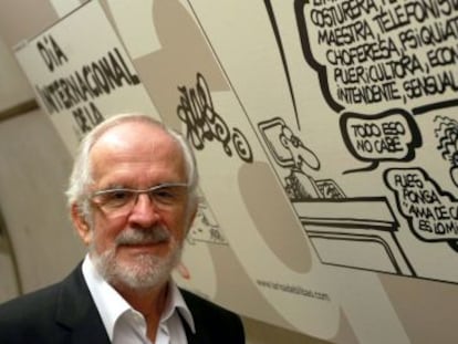 Forges, este jueves, ante una de las viñetas de su exposición en el metro de Bilbao.