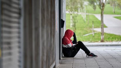 Un joven sentado en el suelo en Vitoria-Gasteiz (País Vasco) el 21 de noviembre de 2023.