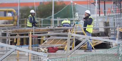 Un obrero trabaja en la construcción del forjado de un edificio en Bormujos, Sevilla.