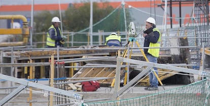 Un obrero trabaja en la construcci&oacute;n del forjado de un edificio en Bormujos, Sevilla.
 