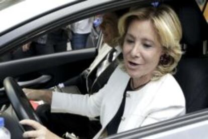 Esperanza Aguirre al volante de su coche con Ignacio Gonz&aacute;lez de copiloto en una foto de archivo.