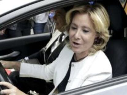 Esperanza Aguirre al volante de su coche con Ignacio Gonz&aacute;lez de copiloto en una foto de archivo.