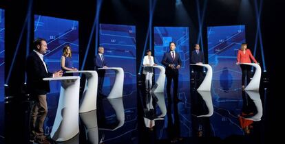 Fotografías cedidas por la televisión pública vasca ETB de los candidatos a las elecciones del próximo 12 de julio celebrando un debate, el martes en Bilbao. 