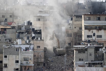 Una excavadora del ejército israelí derriba un edificio en el campamento de refugiados palestino de Tulkarem, el mes pasado.