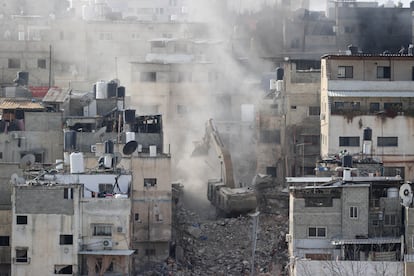 Una excavadora del ejército israelí derriba un edificio en el campamento de refugiados palestino de Tulkarem, el mes pasado. 