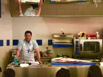 JUANLU FERNANDEZ EN EL CURSO DE VERANO CON SU CORVINA DE 13 KILOS.