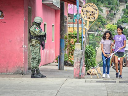 Un soldado del Ejército mexicano hace guardia en una calle de Frontera Comalapa, en el Estado de Chiapas, el 27 de septiembre de 2023.