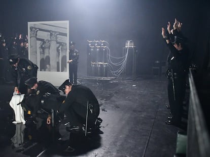 Un momento del espectáculo teatral 'Bros', de Romeo Castellucci.