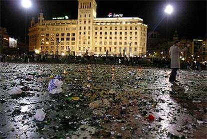 El centro de la plaza de Catalunya lleno de cristales.