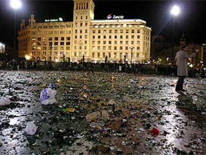 El centro de la plaza de Catalunya lleno de cristales.