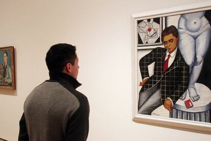 Un hombre observa <i>Retrato de Metzinger</i> (1926), de Suzanne Phocas, en la muestra del Guggenheim.