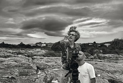 O cineasta Wim Wenders (esquerda), durante a filmagem do documentário 'O Sal da Terra', sobre a obra do fotógrafo brasileiro Sebastião Salgado.