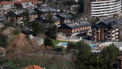 Instalaciones deportivas de Corbera del Llobregat, uno de los municipios de Barcelona con el consumo más alto de Cataluña, este jueves.