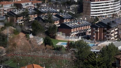 Instalaciones deportivas de Corbera del Llobregat, uno de los municipios de Barcelona con el consumo más alto de Cataluña, este jueves.