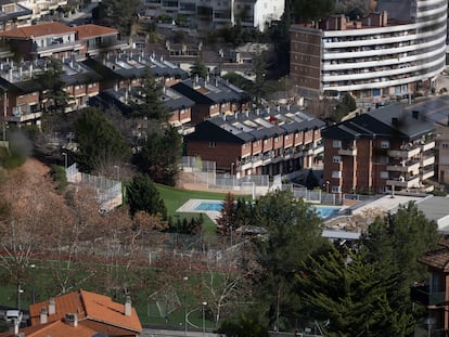 Instalaciones deportivas de Corbera del Llobregat, uno de los municipios de Barcelona con el consumo más alto de Cataluña, este jueves.