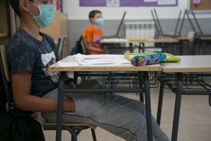 Varios alumnos, en el colegio San Sebastián de El Bolao el pasado junio.