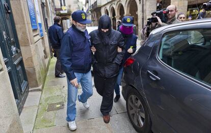 Agentes de Aduanas conducen a uno de los detenidos en Santiago en 2013 durante el estallido de la Operación Pokémon.