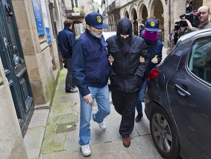 Agentes de Aduanas conducen a uno de los detenidos en Santiago en 2013 durante el estallido de la Operación Pokémon.