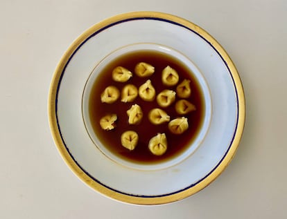 Tortellini 'in brodo' en versión italiana (caldo elaborado con piles de las trufas del desierto y huesos de jamón añejos).