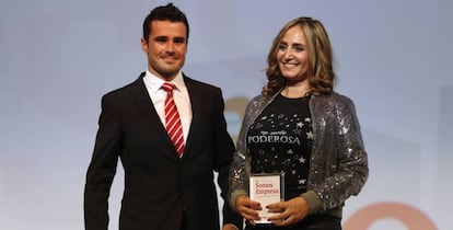 M&oacute;nica Conde, de Animosa, con el entregador del premio, Javier G&oacute;mez Noya.