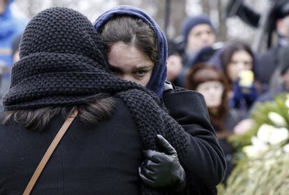 Zhanna, una de las hijas de Boris Nemtsov, se abraza a un familiar durante la ceremonia religiosa que clausuró la despedida del fallecido líder opositor ruso, este martes en Moscú.