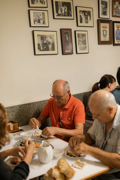 El comedor la tasca O Gato negro, a rebosar.