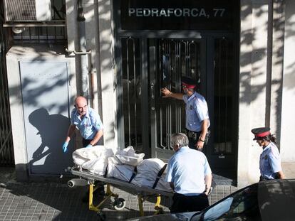 Momento en que la polic&iacute;a retira los cuerpos en la calle Pedraforca