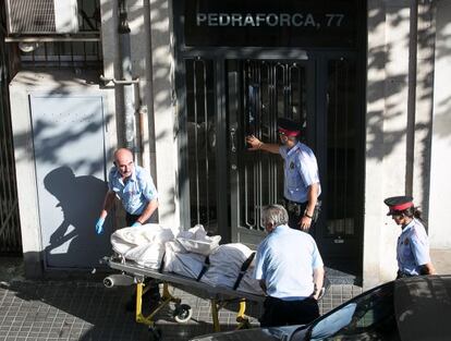 Momento en que la policía retira los cuerpos en la calle Pedraforca