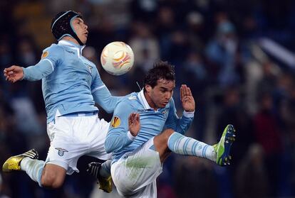 Los jugadores del Lazio Anderson Hernanes (izquierda) y Álvaro Rafael González chocan por controlar el balón en el partido ante el Borussia M.