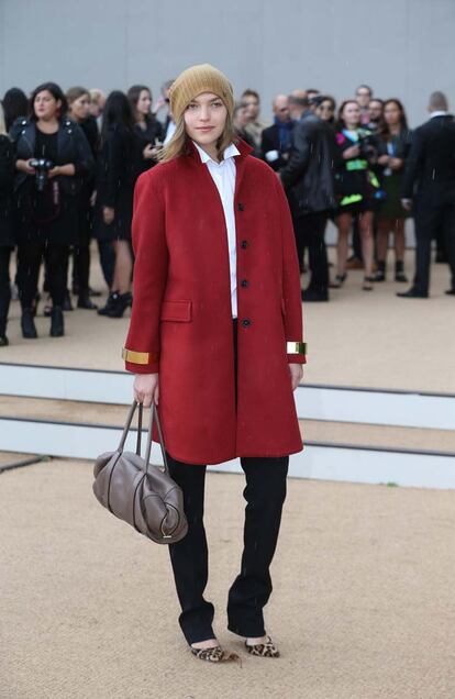 La modelo Arizona Muse decidió combatir el frío con este abrigo rojo que completó con un look informal.