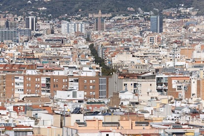 Vista de edificios de vivienda de Barcelona desde Montju?c, este martes.