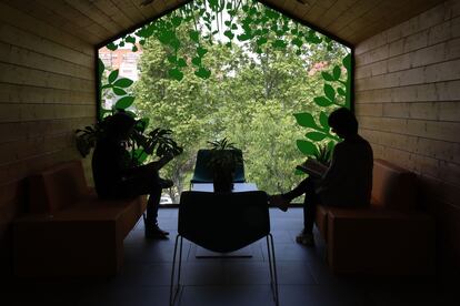 Ambiente en la biblioteca pública municipal del barrio de San Fermín, Madrid.