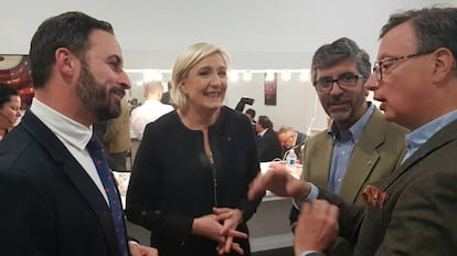 Santiago Abascal junto a Marine Le Pen, y Édouard Ferrand Ex Diputado RN al Parlamento Europeo (d) en Perpiñán.