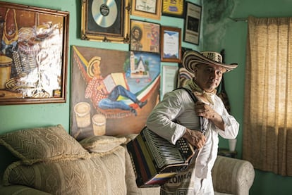 El Rey Sabanero, apodo de Carlos Rivera, de 48 años, representa con su música una de las vertientes más tradicionales de la cumbia colombiana, que evolucionó hacia el acordeón desde las flautas originales indígenas y africanas.