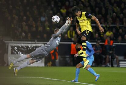 El jugador del Zenit Vyacheslav Malafeev y Pierre-Emerick del Dortmund durante un lance del partido. 