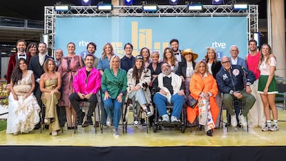 El equipo completo de los colaboradores que iban a formar parte de 'La familia de la tele', en su desfile de presentación, el 5 de mayo.