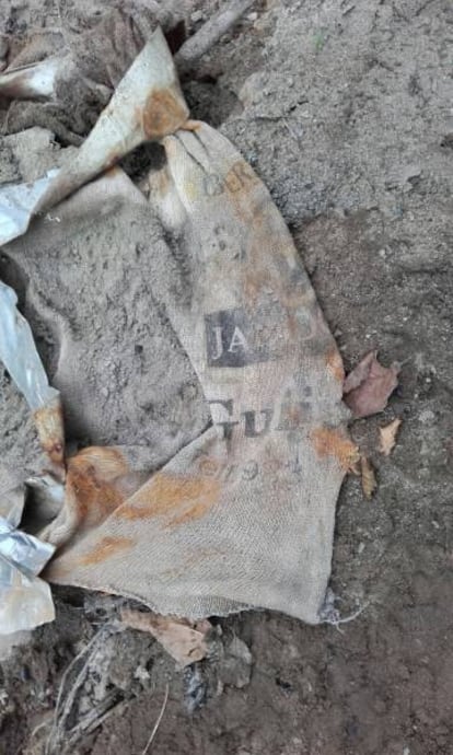 La bolsa donde estaba la caja de hojalata que guardaba las pistolas.