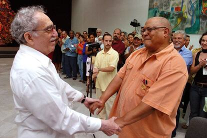 El escritor colombiano Gabriel García Márquez (d) junto al cantautor cubano Pablo Milanés (i), en la entrega de la medalla Haydee Santamaría, que otorgaba el Consejo de Estado de la República de Cuba el 9 de marzo de 2007, en la Casa de las Américas, en La Habana (Cuba).