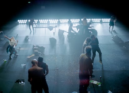 El escenario imita una rave en la que se encuentran los bailarines de la obra.