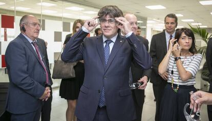 Carles Puigdemont visita, ayer, la planta de AAM Powertrain, en Gavà.