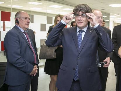 Carles Puigdemont visita, ayer, la planta de AAM Powertrain, en Gav&agrave;.