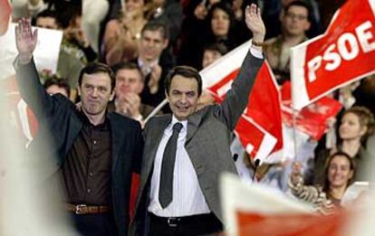 Los secretarios generales del PSOE y del PSPV, Joan Ignasi Pla y José Luis Rodriguez Zapatero, ayer en Valencia.