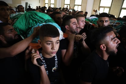 Momento del entierro de una de las víctimas del ataque israelí en el campo de refugiados de Tulkarem (Cisjordania), este viernes.