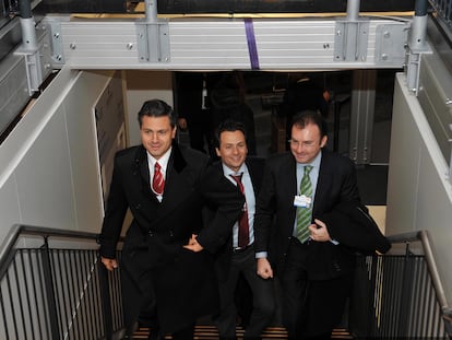 El entonces presidente Enrique Peña Nieto camina con Emilio Lozoya y Luis Videgaray durante una jornada del Foro Mundial de Economía en Nueva York en 2015.