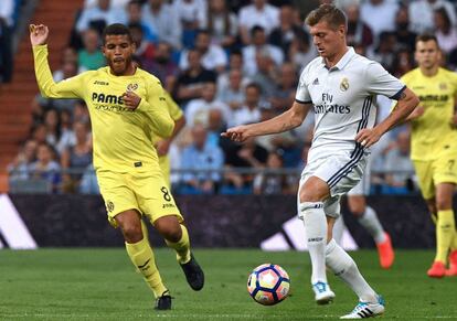 Jonathan Dos Santos (i) en el partido contra el Real Madrid