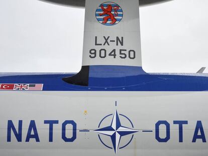 Aspecto parcial de un avión de reconocimiento de la OTAN.