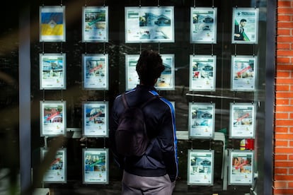 Un joven observa las ofertas de alquiler que promociona una inmobiliaria en Madrid, el pasado mayo.