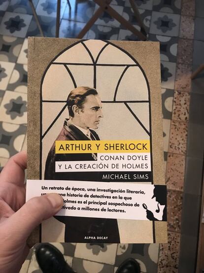 Sherlock Holmes nació porque un médico escocés de cabecera, que no ganaba casi ni para encender el gas, tenía la consulta siempre vacía. Aquel doctor se llamaba Arthur Conan Doyle y había encontrado un modelo para su detective en uno de sus profesores de la Facultad, Joseph Bell. Pocos personajes han tenido un impacto tan tremendo en la sociedad que les vio nacer como Holmes y pocos han logrado prolongar su sombra de forma tan profunda sobre el futuro. De hecho, cuando su autor, que quería seguir otros caminos literarios, tuvo la peregrina idea de matarlo en las cataratas de Reichenbach, no le quedó más remedio que resucitarlo al poco tiempo ante la furia de sus lectores. El propio Conan Doyle escribe en un artículo recuperado ahora dentro del volumen que recoge sus textos de no ficción, Mis libros. Ensayos sobre lectura y escritura: “Que Sherlock Holmes es para mucha gente cualquier cosa menos un personaje de ficción lo demuestran todas las cartas que he recibido dirigidas a él y en las que formulan peticiones”. Un banco situado en la famosa dirección de 221B Baker Street, que no existía en la época en que fue creado el personaje porque la calle era más corta, tuvo que contratar a alguien para responder todas las misivas dirigidas al detective. Por GUILLERMO ALTARES