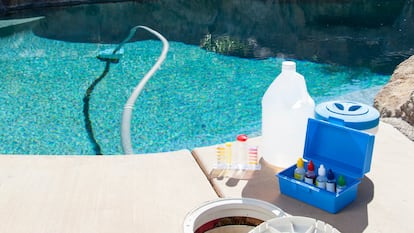 Se recomienda combinar el producto con un kit de pH y cloro para limpiar el agua de la piscina en profundidad. GETTY IMAGES.